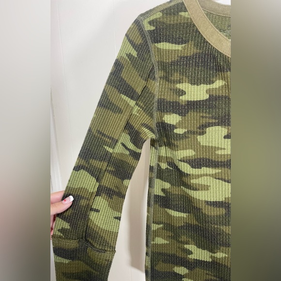 Free People Everest Camo Henley Print Button Snap Long Sleeve Shirt Size Medium - Picture 10 of 16